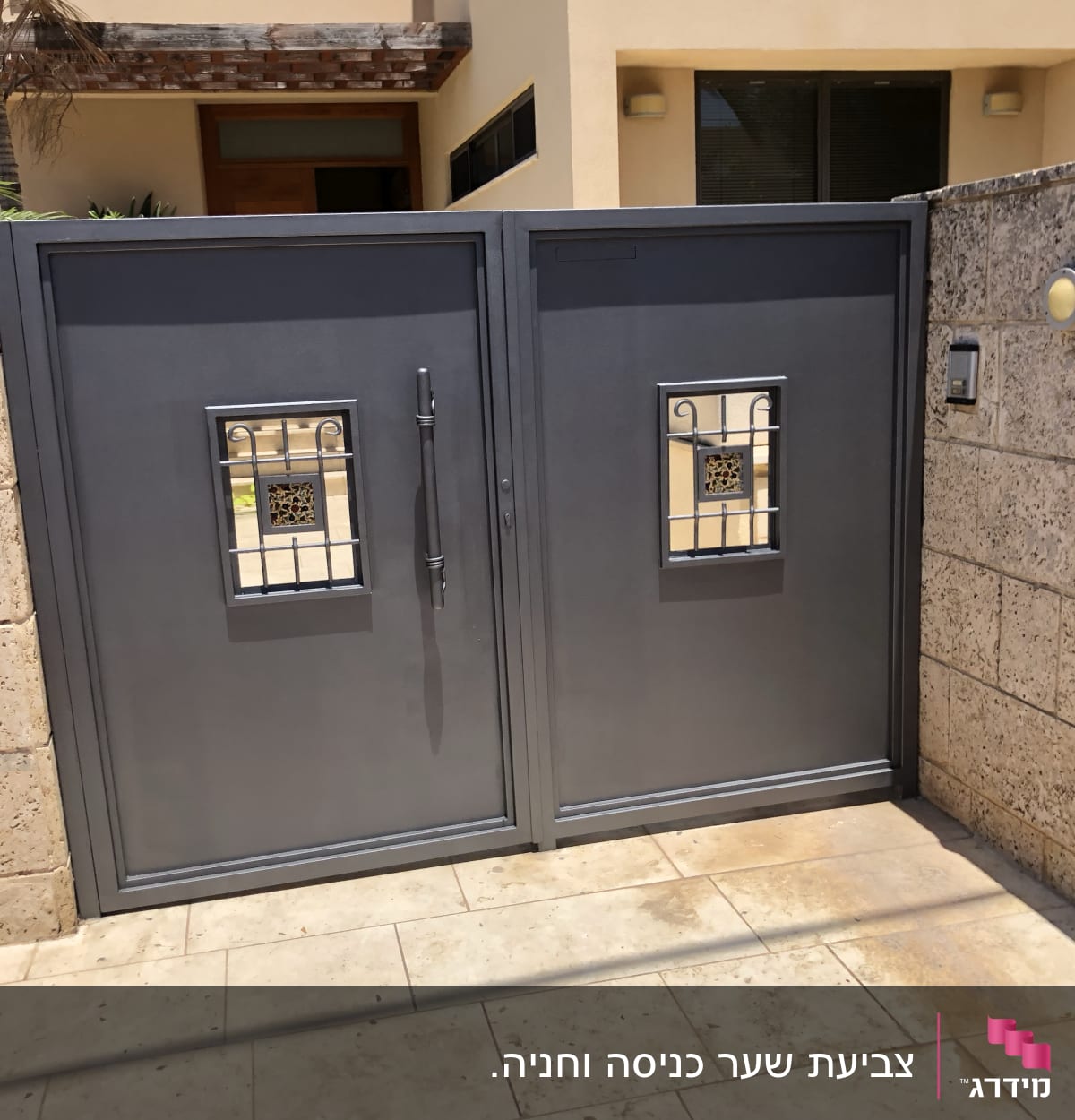 שער מתכת אפור עם חלונות קטנים מעוצבים